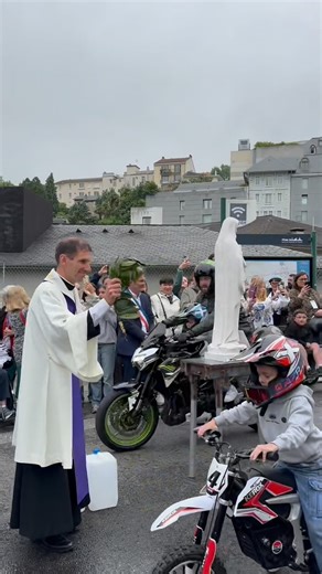 59K views · 13K reactions | Le pèlerinage des motards était à Lourdes ce week-end, rassemblé par une même passion et une même foi  Dimanche, ils étaient des centaines à venir célébrer la messe et à venir remercier Notre-Dame de Lourdes pour la protection et les grâces accordées à l’occasion de leurs balades. #lourdes #foi #prière #sanctuaire #moto #grotte #pélerinage #priere #prière #vroom | Sanctuaire Notre-Dame de Lourdes | Facebook