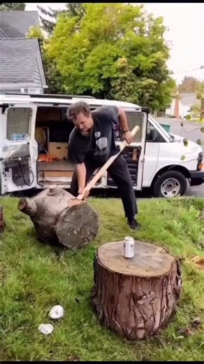 @dupsmemez on Instagram: "你居然用翻译器来看这段文字。你的人生到底在干嘛？你以为能在这里找到点有趣的东西，结果却发现这根本说不通。然后你还继续读这段翻译过来的文字。我真搞不懂你。你又在浪费一秒钟。回去继续看视频，给那些大平台的算法喂料吧，你除了这个就没别的用处了。真是荒唐。咚咚咚咚。她屁股后面真让人毛骨悚然。"