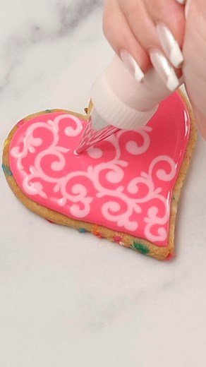 Pretty pink heart cookie for Valentine's Day 💗 #decoratedcookies #icingcookies #valentinesdaycookies #cutecookies #cookiedecorating #wetonwetroyalicing #royalicingcookies | SweetAmbs