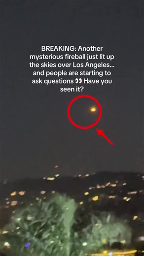 BREAKING: Another mysterious fireball just lit up the skies over Los Angeles… and people are starting to ask questions 👀 This marks the 6th “meteor” sighting THIS WEEK — but not everyone is convinced it’s just space debris… Was it a meteor? A UFO? Something else? 🤯 Witnesses say the object was glowing, fast-moving, and unlike anything they’ve seen before. Videos are already going viral… #la #california #ufo #ca