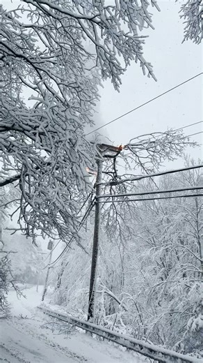 Central Maine Power Co. says it expects power outages to stretch into early next week “for some customers in hardest-hit areas.” About half of CMP customers – 316,120 – were in the dark around 5:30 p.m. Videos by Gregory Rec/Staff Photographer and John Southall. Read more: https://www.pressherald.com/2024/04/04/storm-knocks-out-power-to-more-than-160000-as-snow-blankets-maine/ | Portland Press Herald