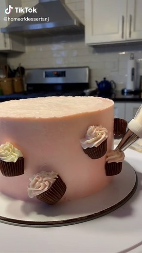 MINI CUPCAKES CAKE #cakedecorating #cakeboss #buttercream #buttercreamfrosting #penutbutter #cupcakecake #cupcake