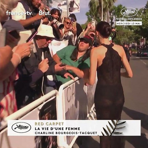 La chanteuse Charlotte Cardin au contact du public du Festival de Cannes !