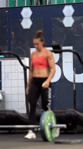 6.1K views · 12 reactions | Dreaming of strapping on a pair of knee sleeves because you know you’re about to lift heavy.  @rehband #crossfit #weightlifting #snatch | vitesson | Facebook