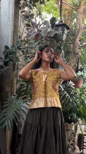 1.9K views · 7.7K reactions | Hay una conexión entre el huipil que portamos y las mujeres que antes de nosotras estuvieron en nuestro mismo territorio ✨ Huipil de satín con bordado en hilo metalizado ✨✨✨ | Hilo de Nube Oaxaca | Facebook