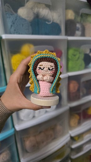 TISHU · Amigurumis on Instagram: "Tejimos 38 virgencitas para un bautizo y este fue el resultado, aunque son pequeñas están llenas de detalle, tiempo y amor. ¡Amamos! 🧶 ✨️ 💜 #crochet #tishuamigurumis #tishushop #amigurumis"