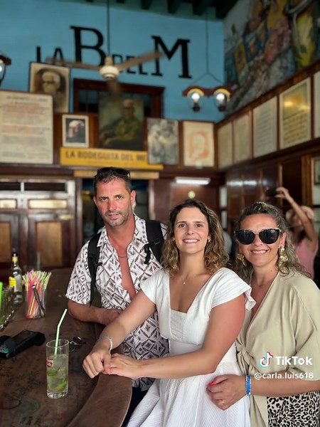 Na Bodeguita del Medio! Entre rum e música, a felicidade é garantida. Cada gole é um convite para celebrar a vida. Cuba no coração e um sorriso no rosto! 🇨🇺✨🍹 #Felicidade #BodeguitaDelMedio #CubaVibes #ViagemComAlma #CelebrarAVida #ColecionandoMomentos