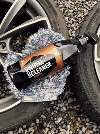 Gyeon Q²M Iron Wheel Cleaner 🟣 Очищувач дисків від гальмівного пилу та металевого нальоту. Реагує фіолетовим — видно, як працює. Безпечний для дисків і супортів, не потребує жорсткого тертя. #gyeon #ironwheelcleaner #диски #детейлінг #gyeonukraine