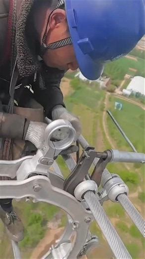 How Linemen Install spacer Dampers on High-Voltage Lines 🇺🇸 #shorts #usa
