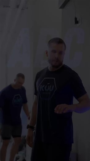 🙌 Järgmine ABC kursus alustab 17. november! Tunnid toimuvad esmaspäeviti ja kolmapäeviti kell 18:30. 💥 Mis on ABC kursus? See on 4-tunnine sissejuhatus CrossFiti, kus: ✅ Õpid selgeks põhiharjutuste tehnika ✅ Saad aru treeningute loogikast ja ülesehitusest ✅ Tutvud meie treenerite ja kogukonnaga Lisaks kuu lõpuni piiramatu ligipääs CrossFit klassidesse ning võimalus proovida kõiki erialaklasse! (ABC kursuse pakett kehtib 30 päeva) 👊 Pole vahet, kas oled täiesti algaja või soovid meie treeningm