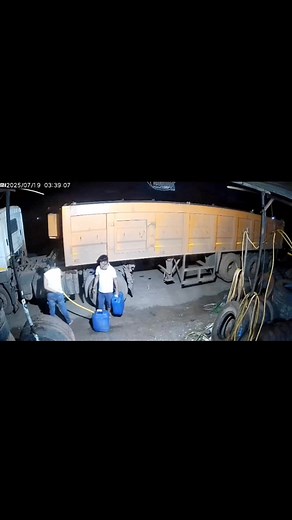 डीज़ल चोर 😱 #vehicle #cars #Amazing #sad #public #driving #driverlife #driver #DriveSafe #drivers #Transport #truckerlife #truckdriver #trucker #truckdriverlife #truck #socialmedia #goviral #indian #UttarPradesh #facebookreelsviral #viralreelschallenge #shortsviral #trendingreel #viralvideochallenge #Trucking #roadtrip #vehicles #reelsviralシfb #reelsfacebook #delhi #mumbai #maharashtra #jharkhand #Bihar | Ajay Mahto