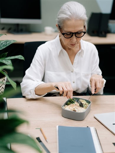 7 Reasons You Should Never Eat Lunch at Your Desk