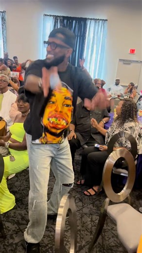 #SwagSurfin with an awesome audience at Kountry Kitchen Soul Food Place in #Indianapolis!!! | Rickey Smiley