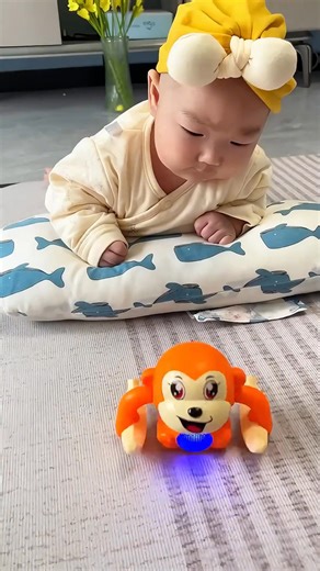 🐒 The Fun Rolling Monkey – The Smart Toy for Your Baby Learning to Crawl! 🐒 💧 Develops motor skills and hand-eye coordination: Your baby will learn to move and balance as they crawl after the monkey, promoting physical growth from an early age. 🎵 Cheerful music: Every time the monkey rolls, sound will stimulate your baby's senses, helping them recognize sound and respond to rhythm. 🧠 Stimulates thinking and reflexes: The monkey’s rolling movements help your baby develop problem-solving skil