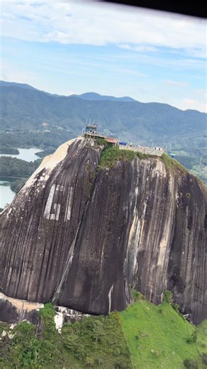 La piedra del peñol 😍#piedradelpeñol #medellin #colombia #guatape #helicóptero