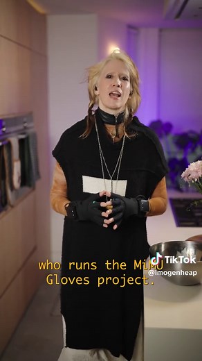 Exploring the Jellyfish Effect with Mimu Gloves