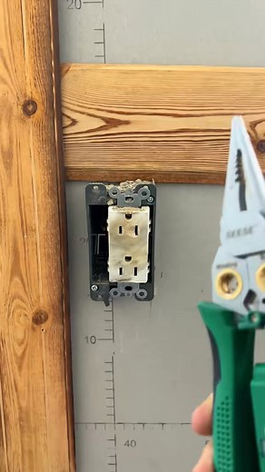 Can someone tell me the correct way to install this socket? #shopvideocarnival #tiktokshopsummerturnup #fyp #electricianspliers #toolstoday #hometools #love #fathersday #cozyvibes | Fixlt.Geek | Facebook