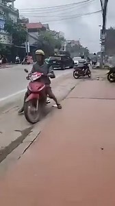 718K views · 2.7K reactions | Thái Nguyên: chích trên xe Merc, b.ị s=ô'c t.h/uoc..Rất may là có ô tô phía trước cản lại  | OZ TAHITI | Facebook