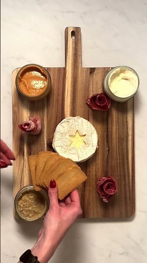 Zelf een borrelplank maken? Met deze video maak jij in een handomdraai je eigen luxe borrelplank.🍷🧀