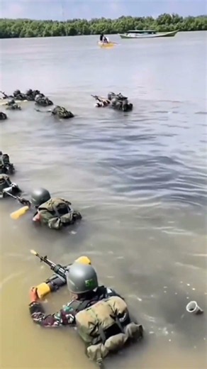 Latihan Renang Militer Prajurit Infanteri Muda.
