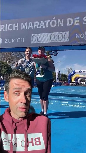 Última corredora en entrar en meta de la maratón de Sevilla con opiniones diversas.