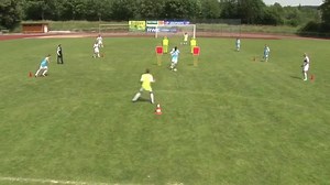 ⚽ Dynamische pass-en-trap oefening van Peter Hyballa 🏃 Na elke pass doorbewegen ✅ Elke pass moet op het juiste been zijn én op de juiste snelheid 3️⃣ Ondanks de geisoleerde oefening, creeer je voor de middelste man 3 opties ❗ Inspelende man, doet een stap opzij, 2 mensen aan de zijkant en doel is diepgang | De Voetbaltrainer