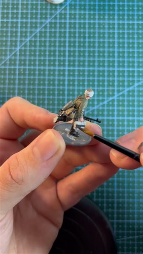 Painting german AT gunner#miniature #classicminiature #ww2rebuilder #miniaturepainter #enlisted