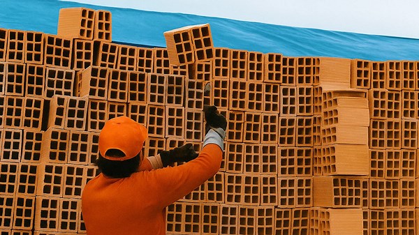 Hands of Genius: Expert Repairs, DIY Crafting – Pro Skills in Motion Like Never Before