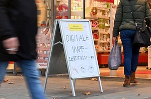 Impfnachweis nur noch mit  QR-Code: Run auf  die Apotheken in Stuttgart wegen digitaler  Impfzertifikate