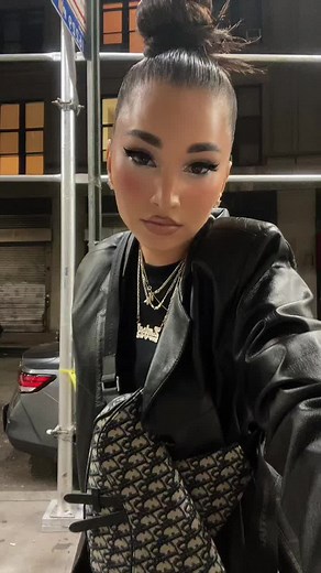 Can’t get more New York than this lol 🖤🏙️ (Instagram:@iamEnisa)