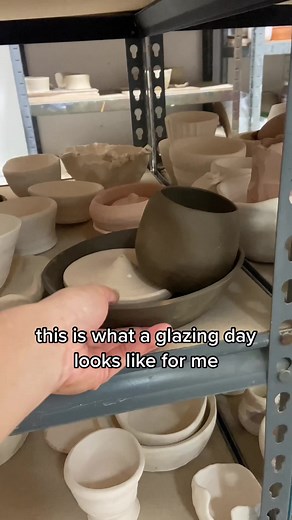 high key i do not like glazing 😳 i always feel exhausted after glazing days on the studio, partly because there’s so much waiting around and partly because i am so not confident in my glazing skills that it just feels like my final step to ruin my pieces. hopefully i’ll get better with time lol i did try out some new glaze combos here so i’m keeping my fingers crossed! 🤞🏼 #pottery #clay #ceramics #potteryhelly #potteryprocess #handmade #glaze #glazing #potterytiktok