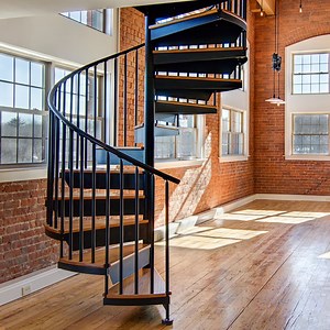[Hot Item] Black Metal Spiral Stairs with Anti-Slip&Anti-Corrision Wood Steps for Outdoor Usage