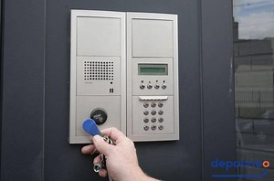 Comment Entrer Sans Badge Dans Un Immeuble : Entrer dans un immeuble sans badge : pourquoi ne pas utiliser un smartphone - Depanneo