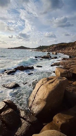 Rugged coastline with these views 😍 You don't need to get on a boat in the Whitsundays to experience beautiful remote locations and coral beaches. Head up to Bowen in the Whitsundays. It's about 40 minutes north of Airlie Beach. Home of the iconic Big Mango 🥭 It's also home to spectacular beaches and pet friendly walking tracks along the Cape Edgecumbe hiking trail. All this just ten minutes from the highway turn off into Bowen. Bowen. Where every day feels like a holiday. Be sure to put it on