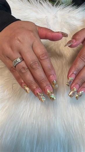 Uñas Acrílicas Doradas con Brillos y Glitter