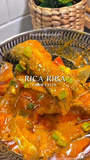 Adibah Mardiah on Instagram: "Resep rica rica ikan patin Bumbu halus : 10 siung bawang merah 8 siung bawang putih 2 ruas kunyit 1 ruas jahe 4 buah kemiri 1 sdt merica bulat/bubuk 15 buah cabe merah besar 20 buah cabe rawit Bumbu aromatik : 2 lembar daun salam 2 lembar daun jeruk 1 lembar daun kunyit 1 batang serai 1 kg ikan 300ml air Garam Msg 2 buah tomat 2 batang daun bawang 📝CARA MEMBUAT SIMAK DI VIDEO NYA YA #ricarica #ikanpatin #menuharian #menurumahan #menusederhana #menuseharihari #ideme