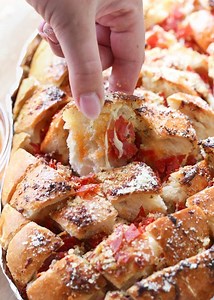 This Pull Apart Pizza Bread is the perfect easy appetizer!