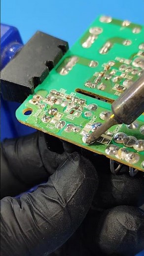 2 Safe Methods to Remove Capacitors Without Damaging the PCB #electronicsrepair #capacitorremoval