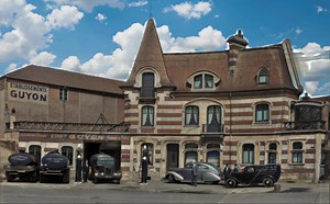 Voyage dans le temps au niveau du 27 du Quai de la Londe pour admirer ce qui est sans doute le plus beau bâtiment de style Art Nouveau de la Ville de Caen. Erigé vers 1903/04, les courbures et sculptures des encadrements de fenêtres ne laissent pas indifférent et font même penser à des lettres de l'alphabet au niveau du rez-de-chaussée. Ce bâtiment fut détruit lors des bombardements de 1944 et de nos jours le site est occupé par le "Crazy Night Club", anciennement "le What's". Voir le lien googl
