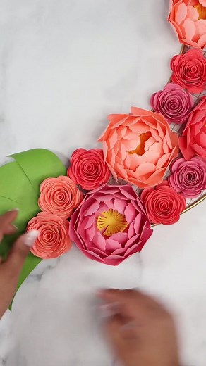 Florals? For Spring? Personally we can’t get enough of them 🌸 #cricut #Spring #homedecor #wreath #cricutideas #DidItMyself