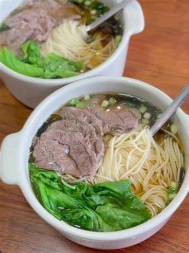 🍜 Bir kasede Çin ustalığı Elde yapılan erişte, Dana kemiği ve etinin ağır ateşte sabırla kaynamasıyla oluşan efsane lezzet… 💥 Aroması yoğun 🥩 Eti cömert 🍲 Suyu koyu ve iç ısıtan 💰 Sadece 208 TL 📍 Kadıköy · Kungfu Noodle House Gerçek Kungfu eriştesini tatmaya hazır mısın? 😋 #kungfunoodlehouse #danaetlierişte #çineriştesi #kadıköyfood #istanbulfood