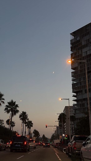 Geany on Instagram: "Darles todo lo que necesitan cuando lo necesitan no es malcriar, es amar. Darles todo lo que quieren cuando lo quieren, no es amar, es malcriar. Léelo de nuevo… #mommylife #mommyandme #mommyblogger #ootd #mommylife #girlmom #babygirl #mommyandmefashion"