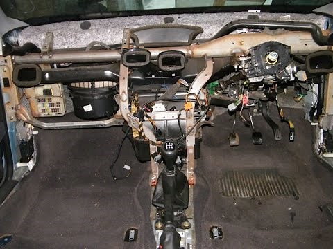 How to Remove the Dash on a Ford Focus