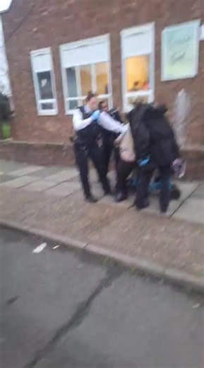 Disabled lad and his mum arrested for public order outside bell farm community centre where the hotel dwellers are given access to the food bank on top of all the other benefits they pilfer ☠️🏴󠁧󠁢󠁥󠁮󠁧󠁿 #police