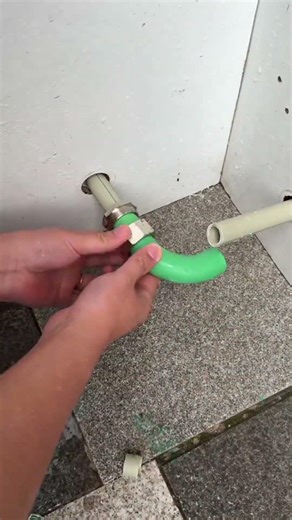 Smart Hack for Fixing Leaking Water Pipes Quickly and Easily