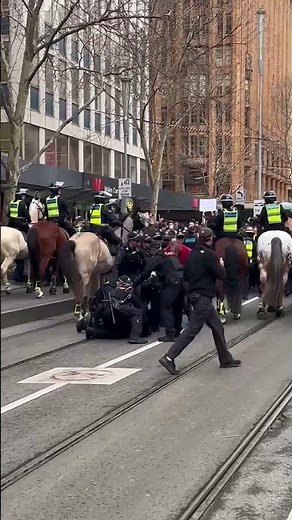 Tensions high in Melbourne as anti-immigration march and counter protest get underway
