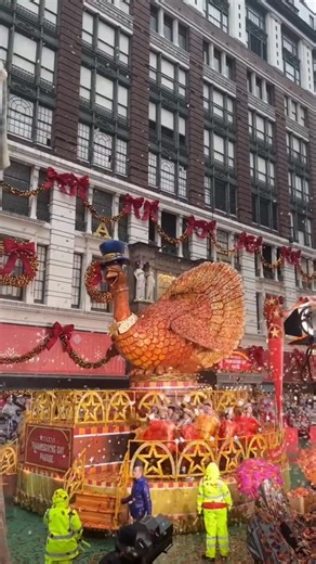 Où partir au mois de novembre ? Quelles sont les destinations à l’ambiance festive ou quelles sont celles où le soleil continue de briller ? Voici 3 idées de voyage à faire le mois prochain : - New York 🇺🇸 : avec Thanksgiving et les décos de Noël qui s’installent à la fin du mois, novembre est une période parfaite pour se rendre à New York. Les festivités ne font que commencer ! - Laos 🇱🇦 : pour ceux qui seraient à la recherche de dépaysement en cette fin d’année, le Laos ne pourra que vous 