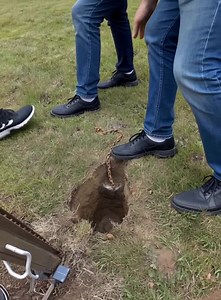 48K views · 32 reactions | « En changeant notre boîte aux lettres, nous avons trouvé ceci à environ 20 cm sous terre. Quelqu’un a une idée de ce que cela pourrait être ? C’est en métal, je ne sais pas quelle est sa taille, et il y a une chaîne attachée. » Via Reddit Voir les commentaires  | Aimer Tant que Possible | Facebook