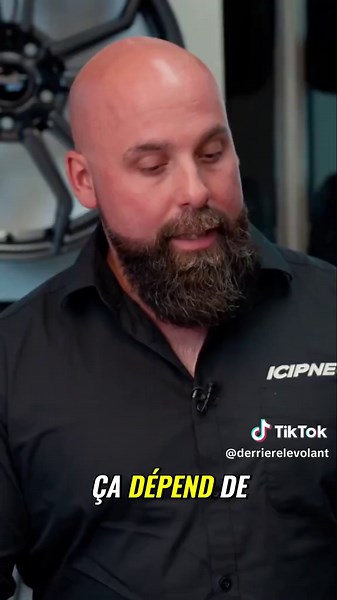 Détecter l'usure des pneus : Guide essentiel pour l'hiver Apprenez à mesurer l'usure de vos pneus pour garantir votre sécurité cet hiver. Nous expliquons les outils pour évaluer l'état de vos pneus et quand changer deux pneus à la fois pour une traction optimale. Ne laissez pas l'usure vous surprendre ! #PneusHiver #SécuritéRoutière #EntretienAuto #UsureDesPneus #ChangementDePneus #Traction #ConduiteSécure #ConseilsAuto #Garagiste #PréparationHivernale