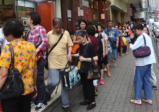 Long queues for Hong Kong’s famous 'Duck Shing Ho' egg rolls